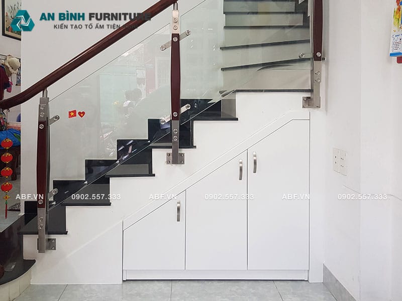 Tủ góc cầu thang làm tủ kho lưu trữ TCT014 màu trắng hiện đại thi công vừa vặn dưới gầm thang